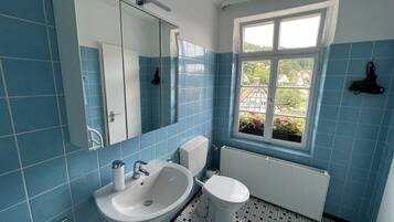 Chambre Double | Salle de bain | Articles de toilette gratuits, sèche-cheveux, serviettes fournies