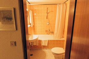 Quadruple Room | Bathroom