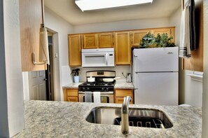 Refrigerador, horno, placa de cocina, lavavajillas