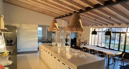 Demeure charentaise d'exception Piscine Jacuzzi Balnéo Jardin paysagé vue vallée