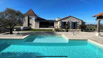 Een buitenzwembad en een verwarmd zwembad