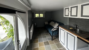 A compact kitchen with a built-in stove, a sink, and a window above the counter. - Charmant Studio, à 1km de la Baie D'authie (Groffliers)