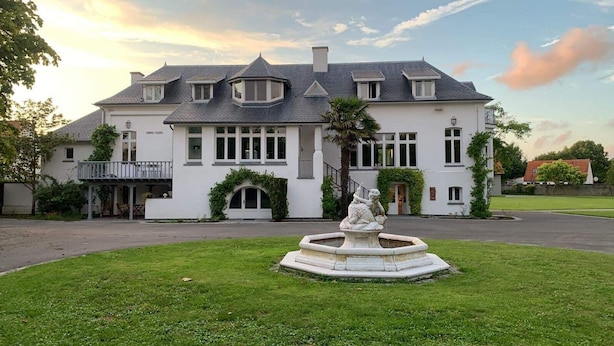 A large white building with a symmetrical facade, multiple windows, and a central entrance. - Charmant Studio, à 1km de la Baie D'authie (Groffliers)