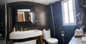 Badewanne, Haartrockner, Handtücher