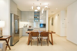 Dining room - Nasma Holiday Homes - The Address Beach (Al Aqah)