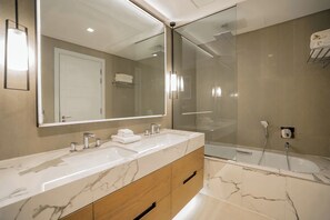 Design-Apartment | Badezimmer | Badewanne und Dusche (separat), Haartrockner, Handtücher, Seife