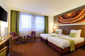 خزنة داخل الغرفة وتجهيزات عازلة للصوت ومكواة/لوح كي وواي فاي مجانًا