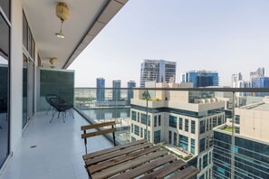 Deluxe Apartment | Balcony - Nasma Holiday Homes - DAMAC Majestine (Dubai)