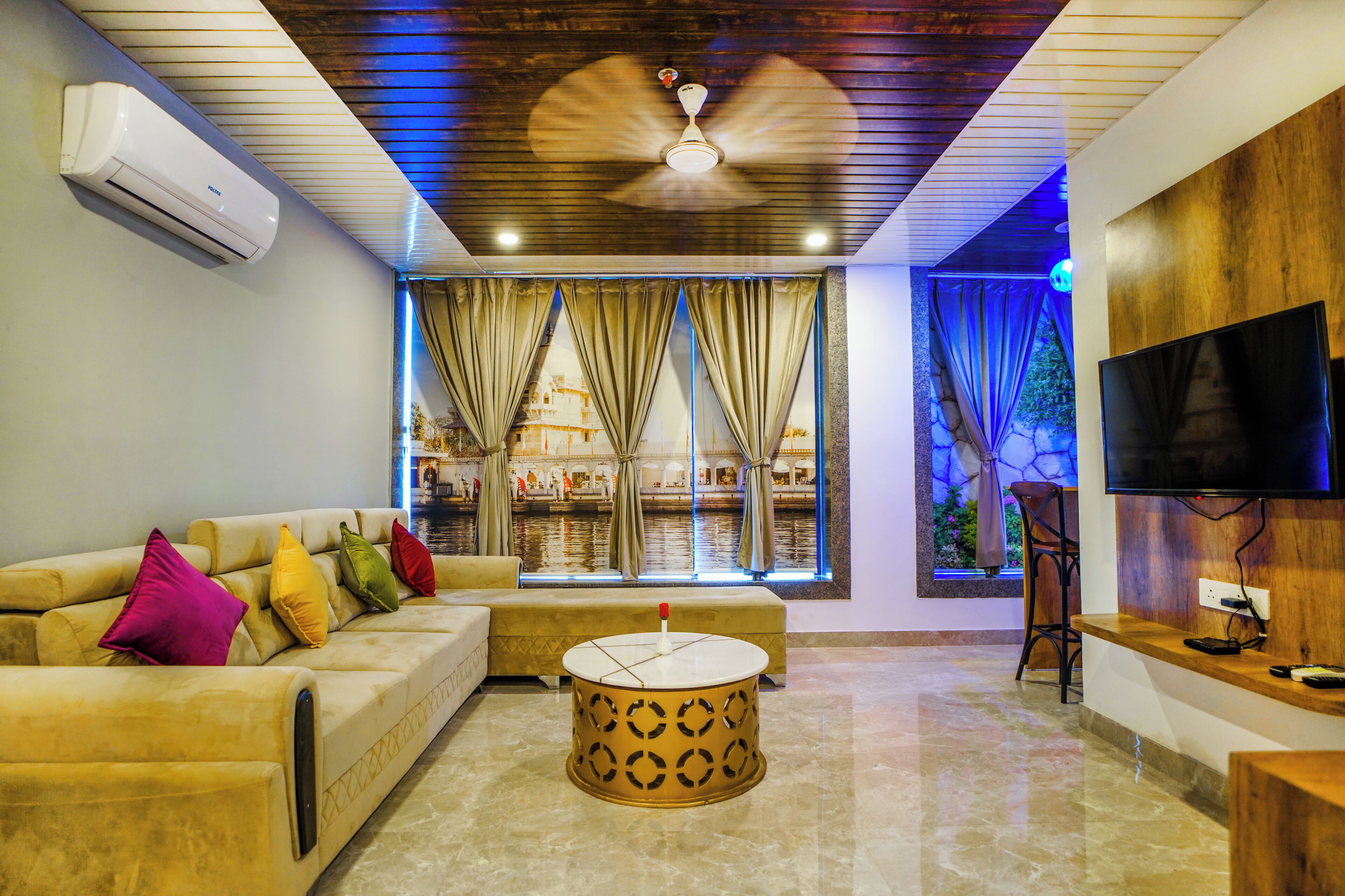 Kamar Eksekutif | Makan di kamar