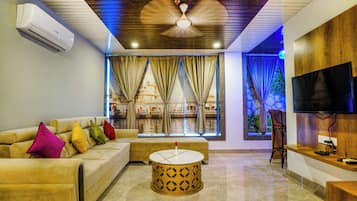 Kamar Eksekutif | Makan di kamar