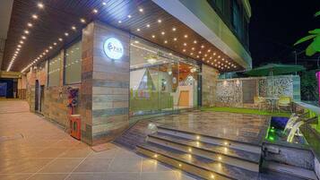 Pintu masuk properti