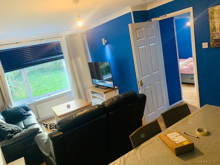 Casa | Zona de estar | Una televisión. 6-bed House-reading-sleeps12-towncentre