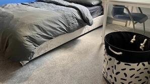 Une chambre à coucher avec un lit, un bureau et une chaise.