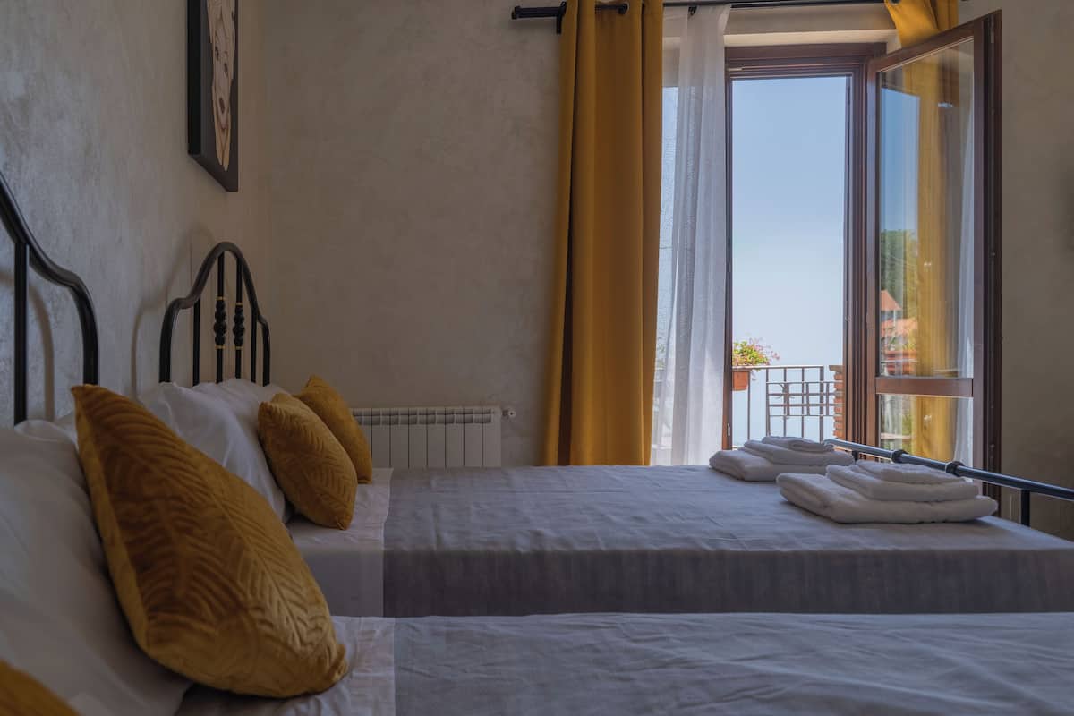 Chambre Quadruple Confort | Minibar, bureau, rideaux occultants, Wi-Fi gratuit