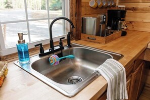 Refrigerador, microondas, cafetera y tetera y tetera eléctrica 