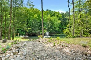 Property grounds - Relax at a nature inspired lodge on 60 wooded acres. Dog-friendly, kid-ready, and perfect for groups (Middle Grove)