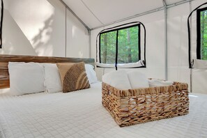 Tabla de planchar con plancha, wifi gratis y ropa de cama 