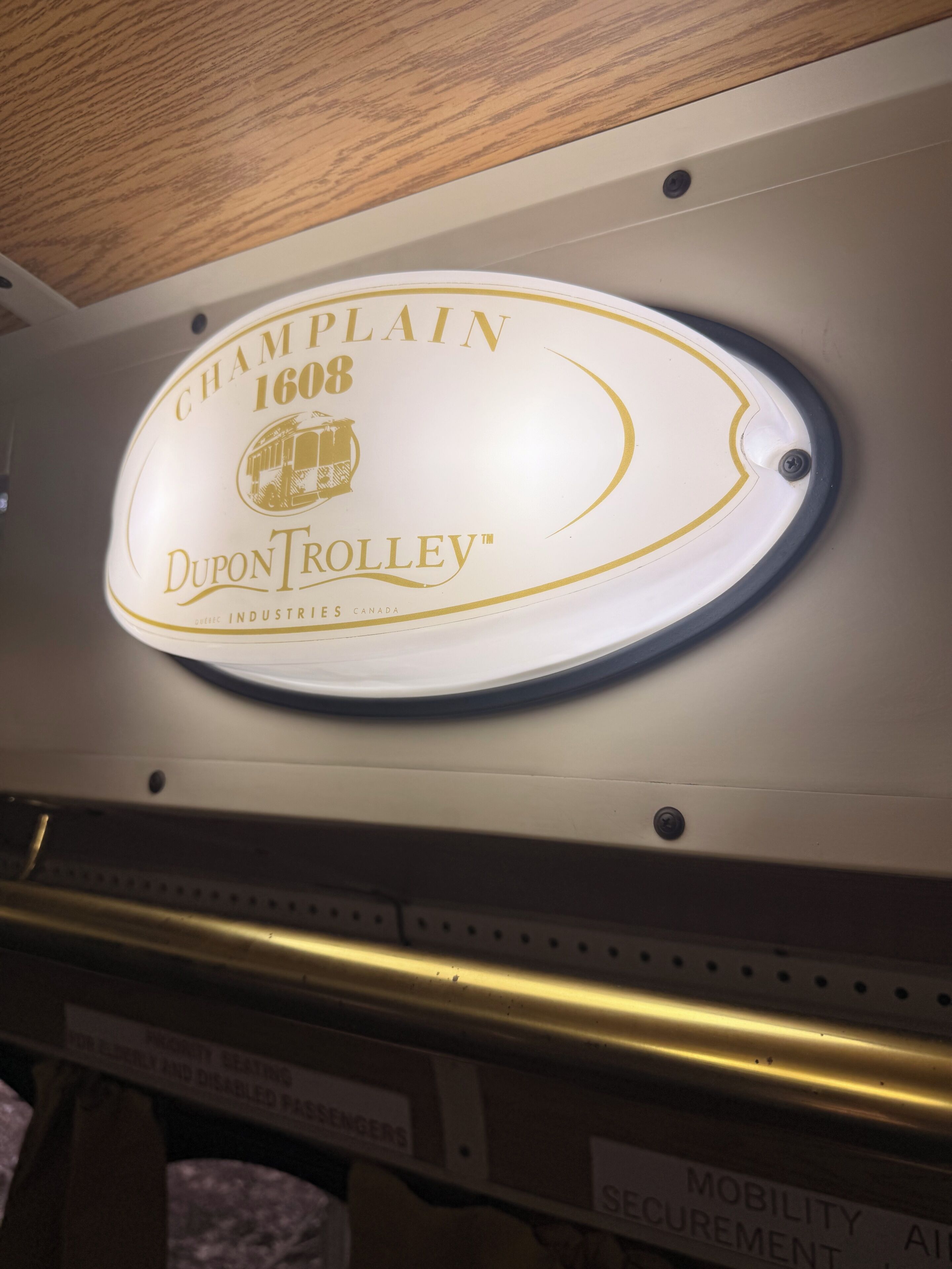 Een bord met de tekst 'CHAMPLAIN 1608 DUPONT TROLLEY INDUSTRIES CANADA'.