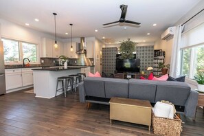 Smart TV, offices, computer monitors - Skyline Views | BeltLine Access|4 Miles to Stadium (Atlanta)