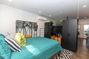 1 bedroom, desk, iron/ironing board, free WiFi - Skyline Views | BeltLine Access|4 Miles to Stadium (Atlanta)