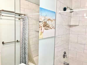 Umweltfreundliche Kosmetikartikel, Haartrockner, Bidet, Handtücher