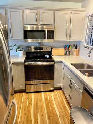 Réfrigérateur, four à micro-ondes, un four, surface de cuisson