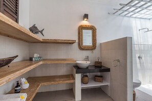 Chuveiro, secador de cabelo, toalhas de banho, sabonete
