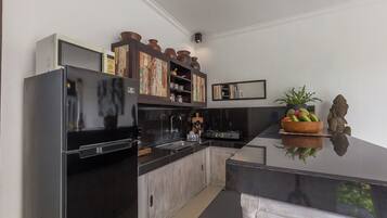 Réfrigérateur, micro-ondes, four, plaque de cuisson