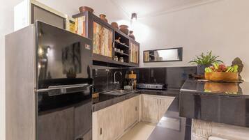 Réfrigérateur, micro-ondes, four, plaque de cuisson