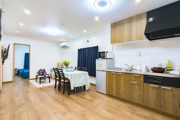 Microondas, horno, placa de cocina, utensilios de cocina