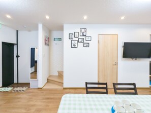 Interior - 1 min. from Hanazono station! 4 minutes from Namba! Shower room with shower and toilet on each floor! Osaka Castle Tsutenkaku Tennoji near! Wi-Fi Yes! Starry night vendor (大阪市)