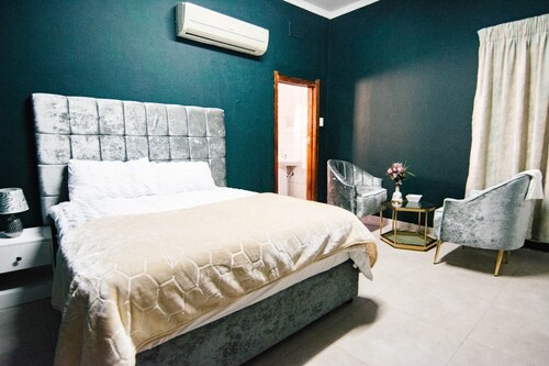 Two minutes to the Orlando stadium, Family sized Bed easy access to theme parks.