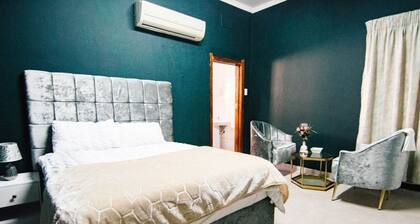 Two minutes to the Orlando stadium, Family sized Bed easy access to theme parks.