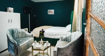 Two minutes to the Orlando stadium, Family sized Bed easy access to theme parks.