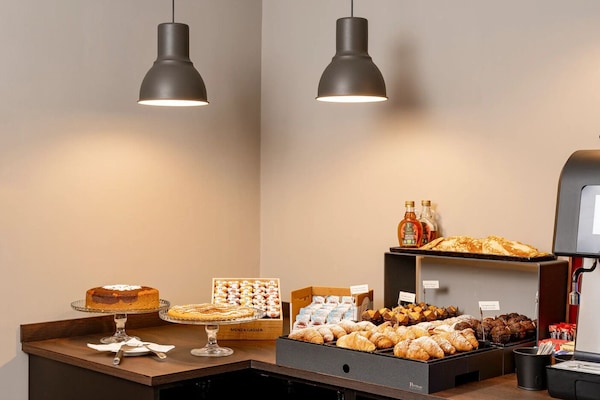 Café da manhã com buffet grátis todos os dias