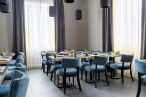 Sudah termasuk sarapan prasmanan setiap hari