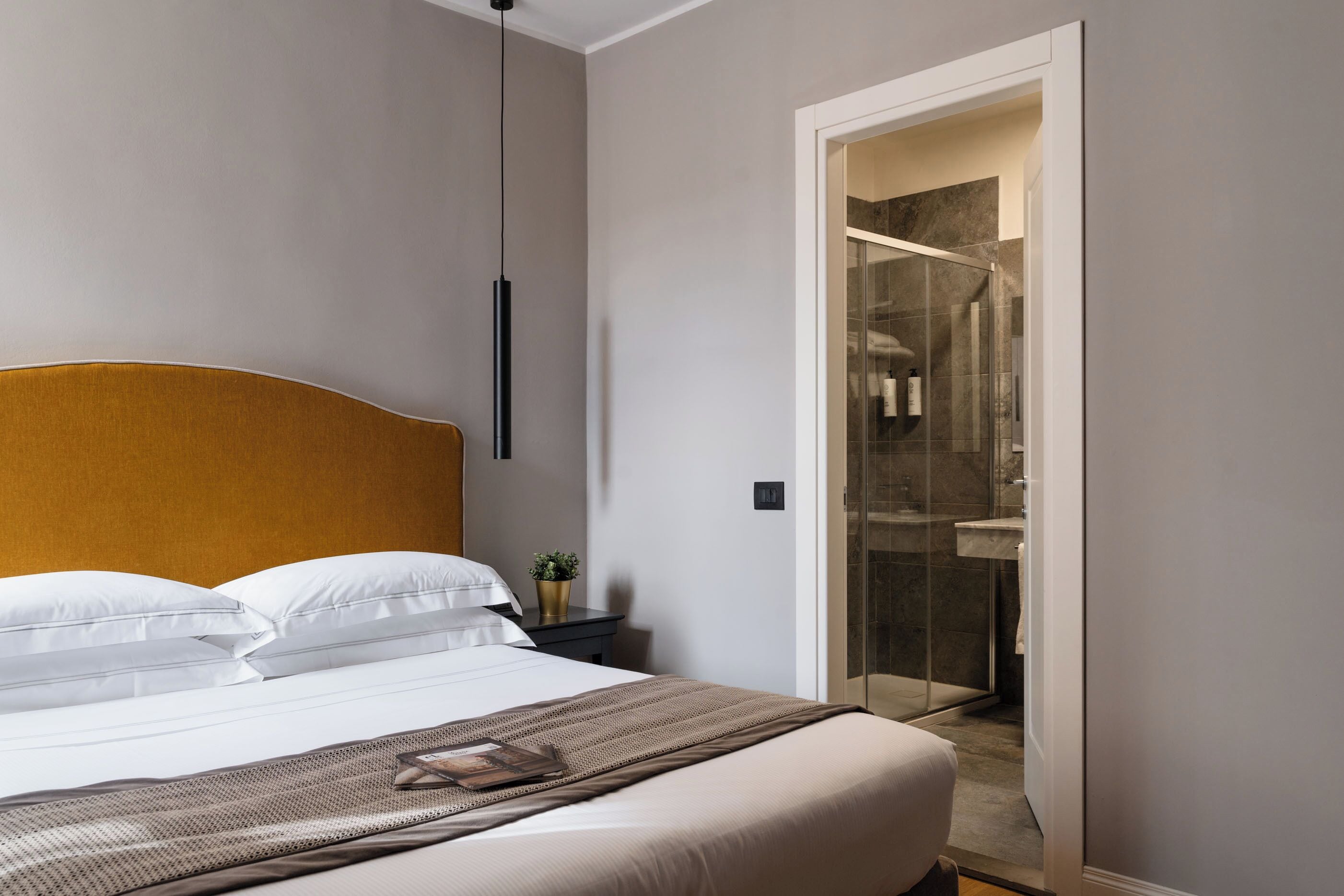 Familjesvit | Duntäcken, minibar, värdeförvaringsskåp på rummet och skrivbord