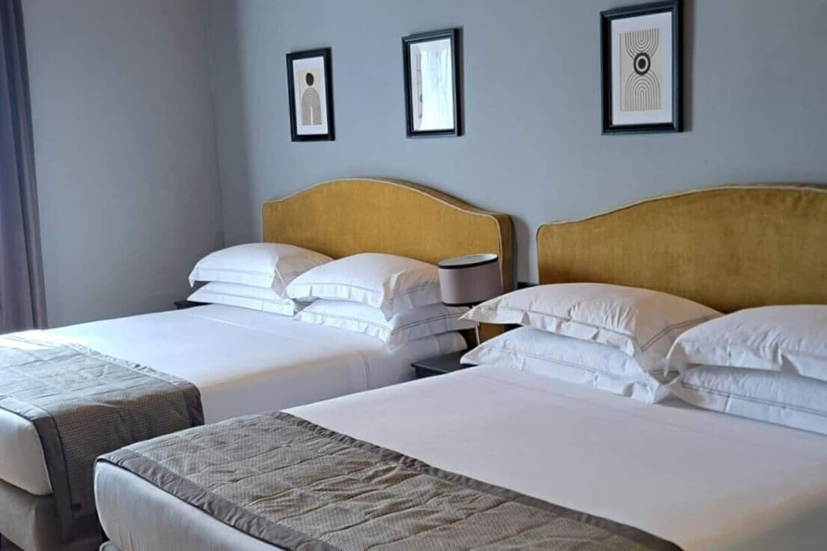 Depandance (Raggiungibile con una rampa di scale) | 1 habitación, edredón, minibar y caja de seguridad en la habitación