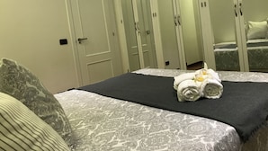 Ett hotellrum med en säng, en garderob och en spegel.