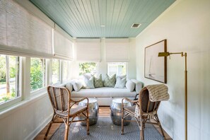 電視、足球機、音響、 辦公室