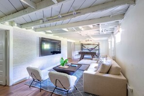 Televisión, futbolito, estéreo y oficina 