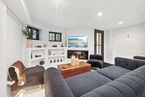 TV, fireplace, books, offices - The Evergreen - Parking (Washington)