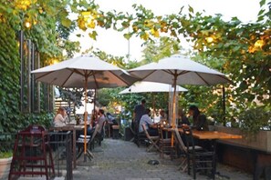 Outdoor dining - The Evergreen - Parking (Washington)