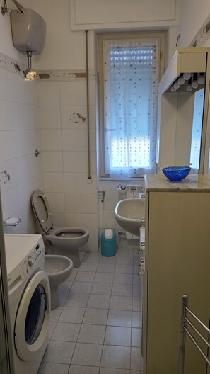 Dutxa, assecador de cabells, bidet i tovalloles