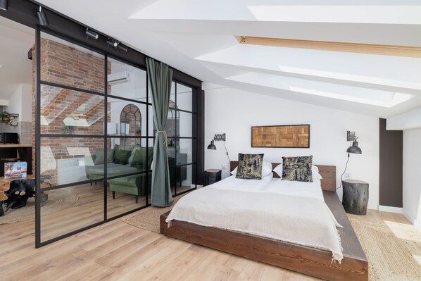 Desk, iron/ironing board, WiFi, bed sheets