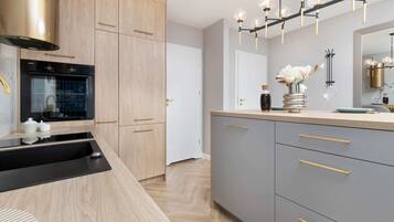 Fridge, oven, stovetop, dishwasher