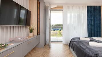 Iron/ironing board, travel crib, WiFi, bed sheets