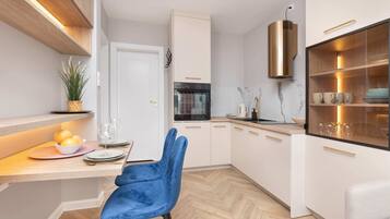 Fridge, oven, stovetop, dishwasher