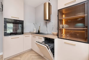 Fridge, oven, stovetop, dishwasher