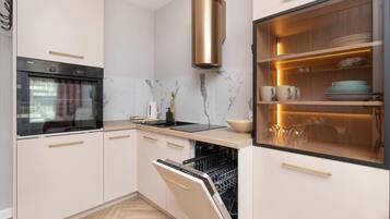 Fridge, oven, stovetop, dishwasher